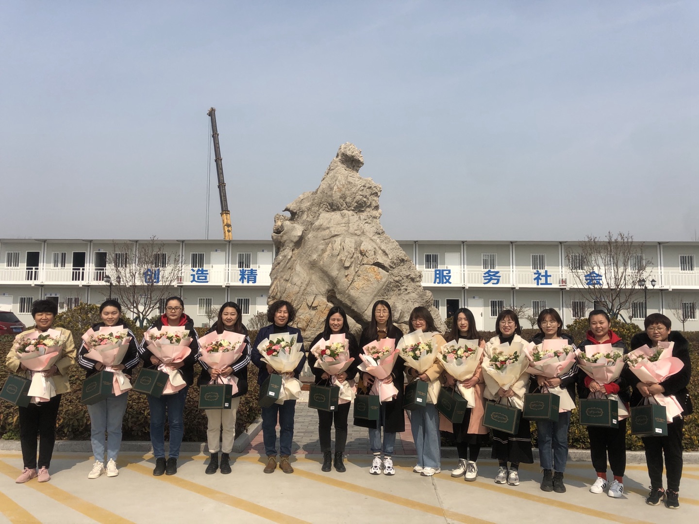 5三公司、項(xiàng)目管理公司為女職工發(fā)放鮮花、禮品.jpg